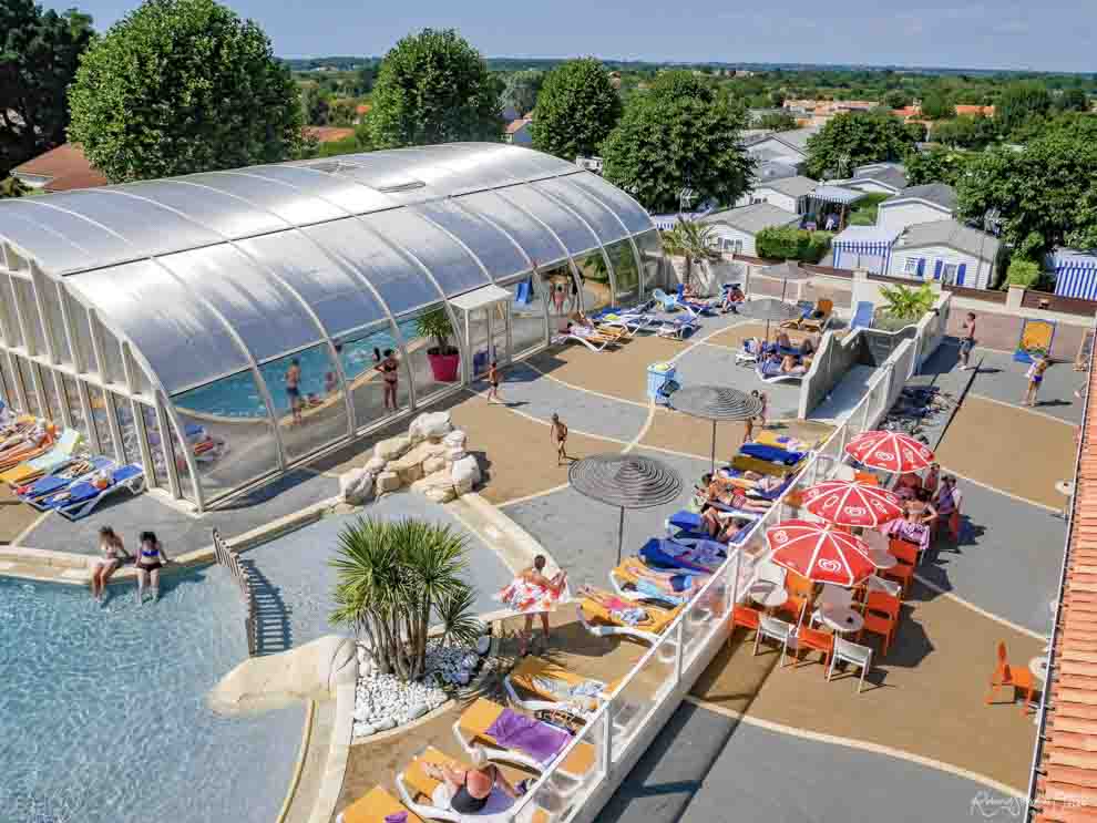 Photo aérienne de la piscine et du parc aquatique du camping