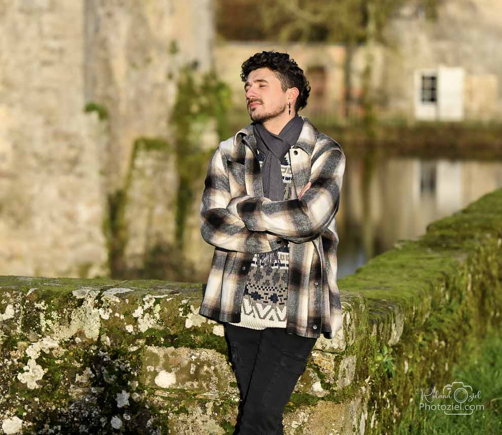 Shooting photo jeune homme expressif devant un chateau