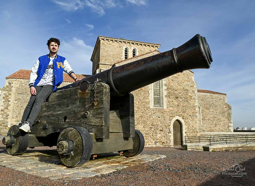 Shooting photo aux Sables d&apos;Olonne devant le canon du fort saint nicolas