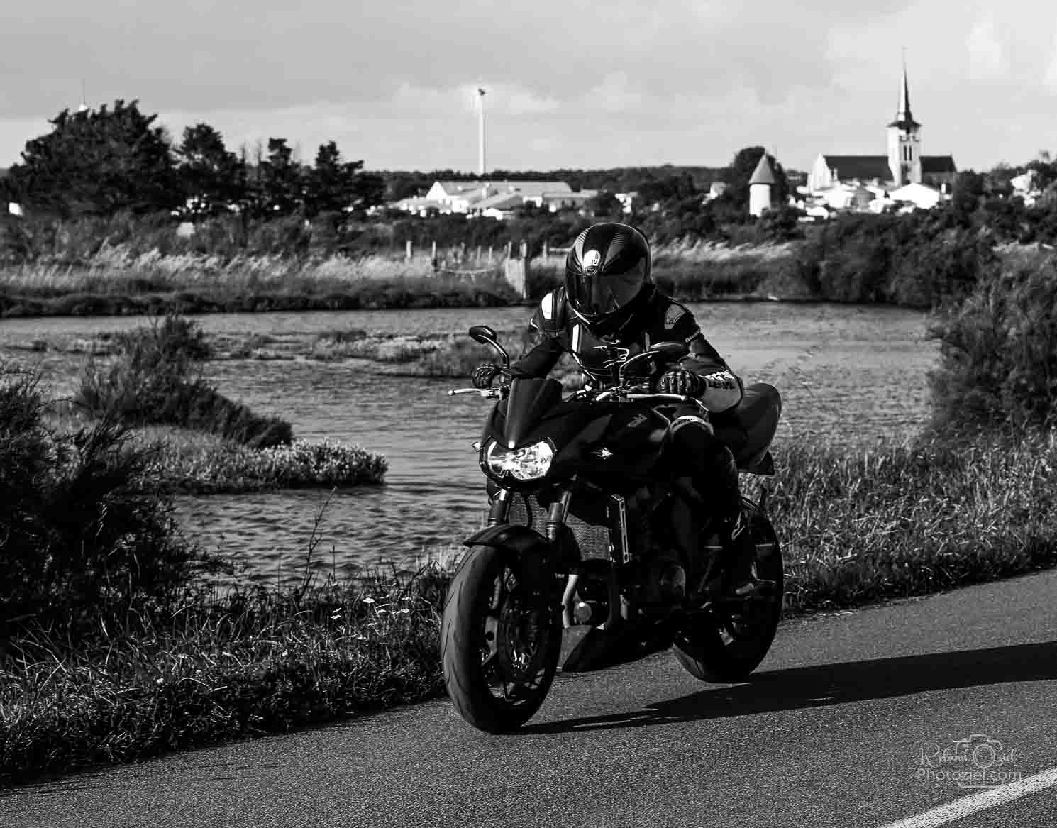 Shooting photo d&apos;une moto sur la route