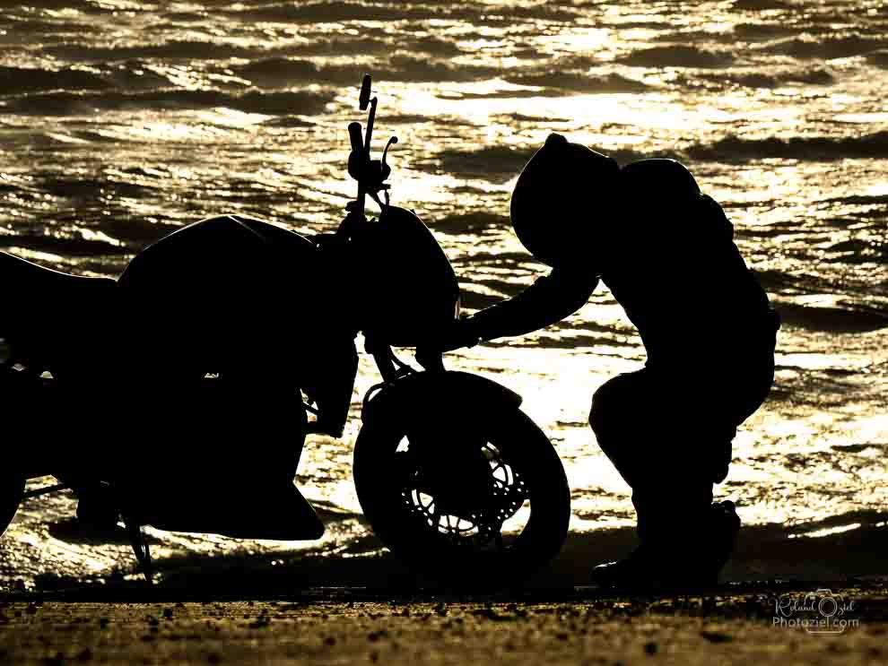 Photo en ombre chinoise d&apos;une moto et de son motard