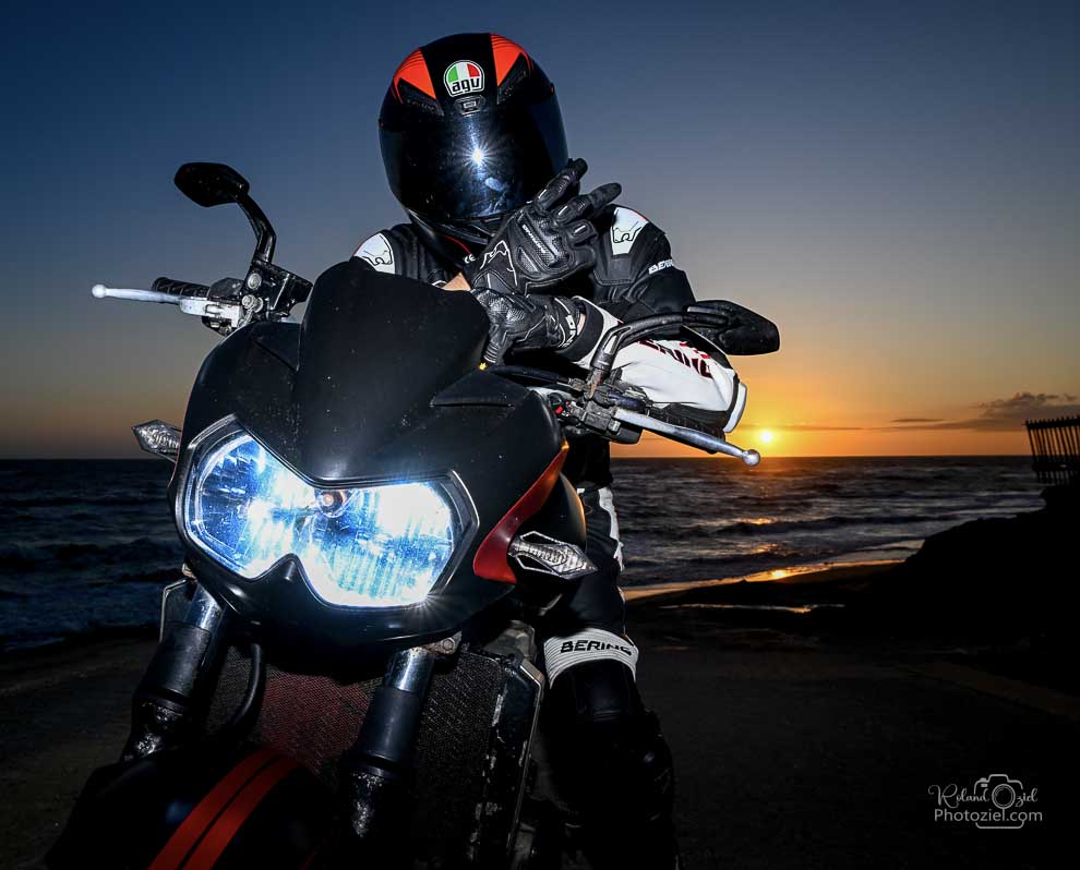 Photo d&apos;une moto avec phares allumés