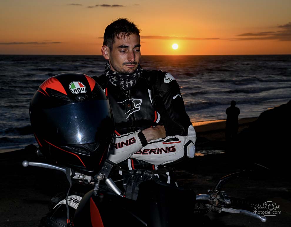 Photo coucher de soleil avec le motard en avant plan