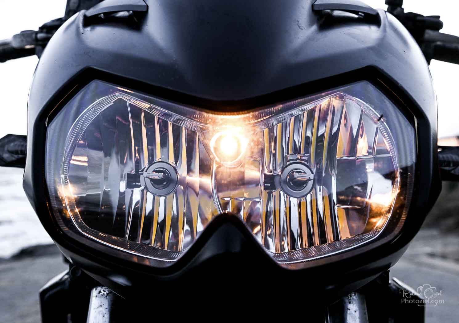 Photo des phares de la moto pendant le shooting