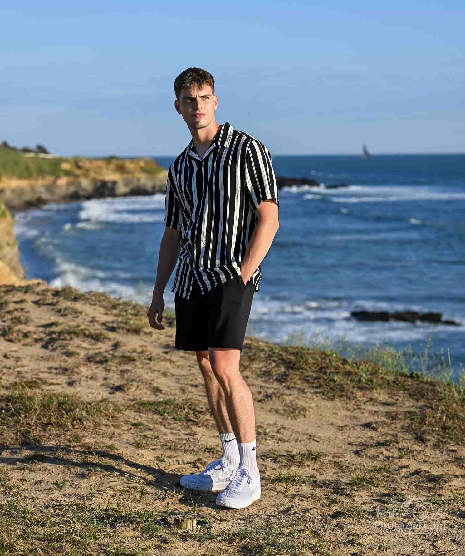 Photographie d&apos;un jeune homme au bord de la mer