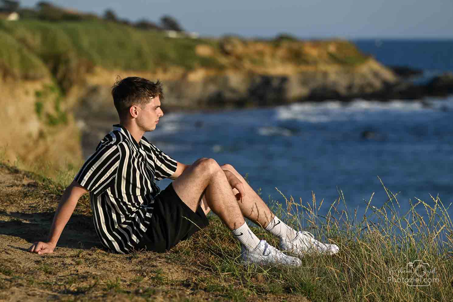 Shooting photo d&apos;un jeune au bord de la mer