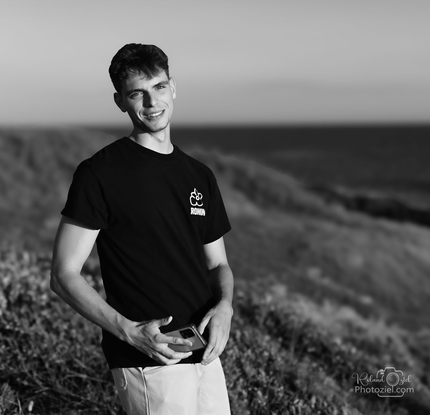 Photographie noir et blanc d&apos;un jeune homme