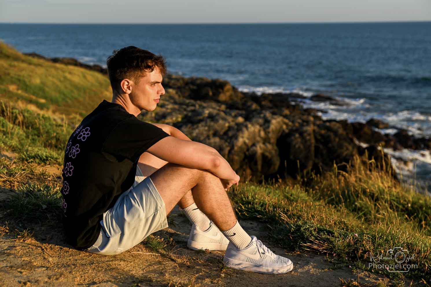 Photo d&apos;un jeune homme qui regarde la mer