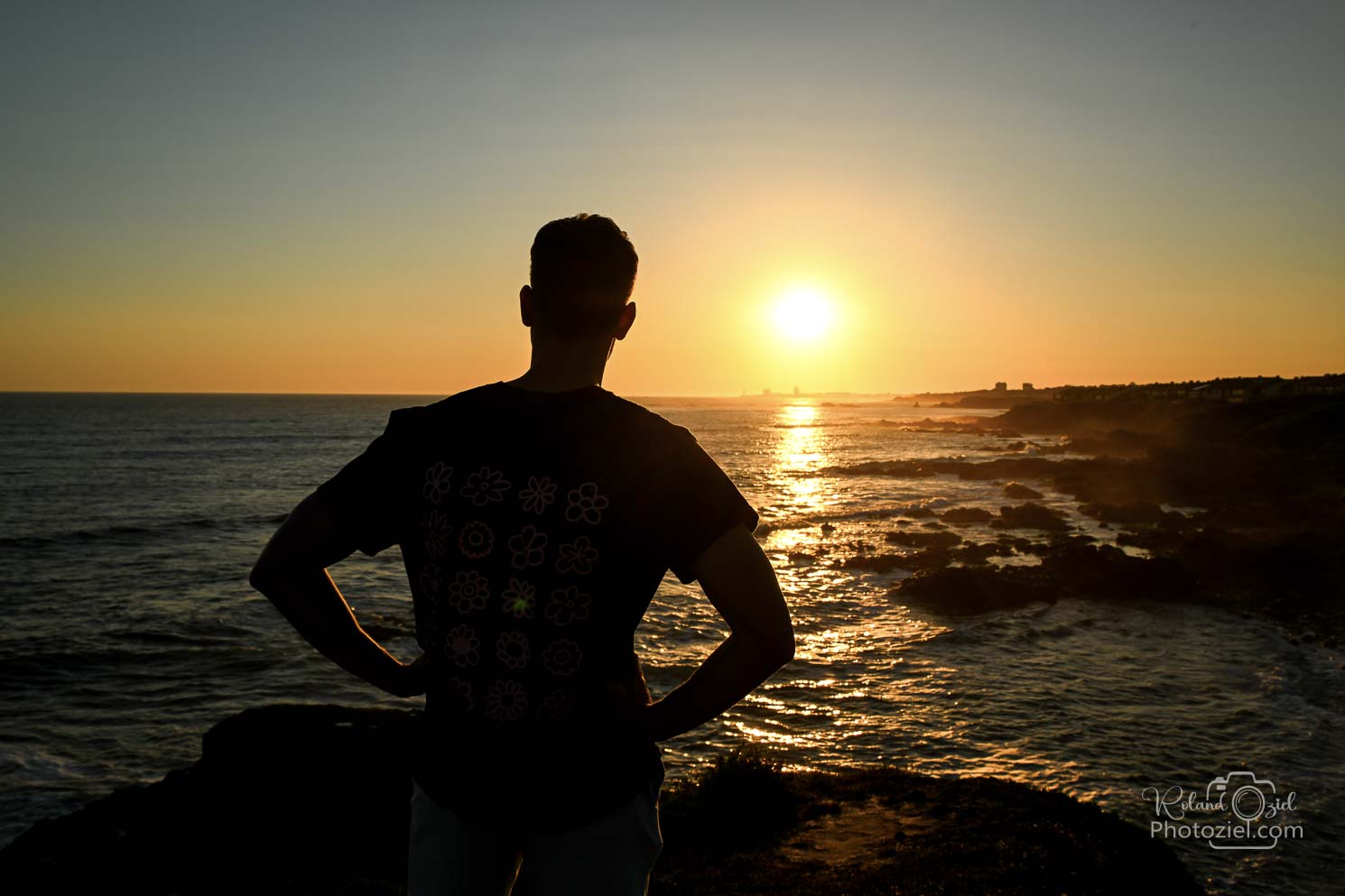 Photo de la silhouette  d&apos;un jeune homme qui nous toiurne le dos