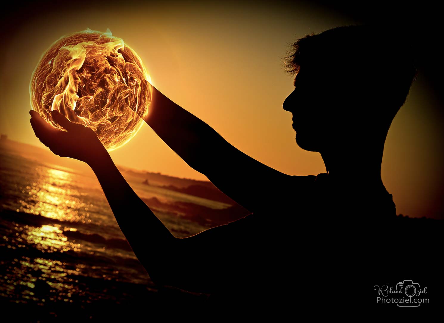 Photo d&apos;un jeune homme tenant un soleil flamboyant dans ses mains