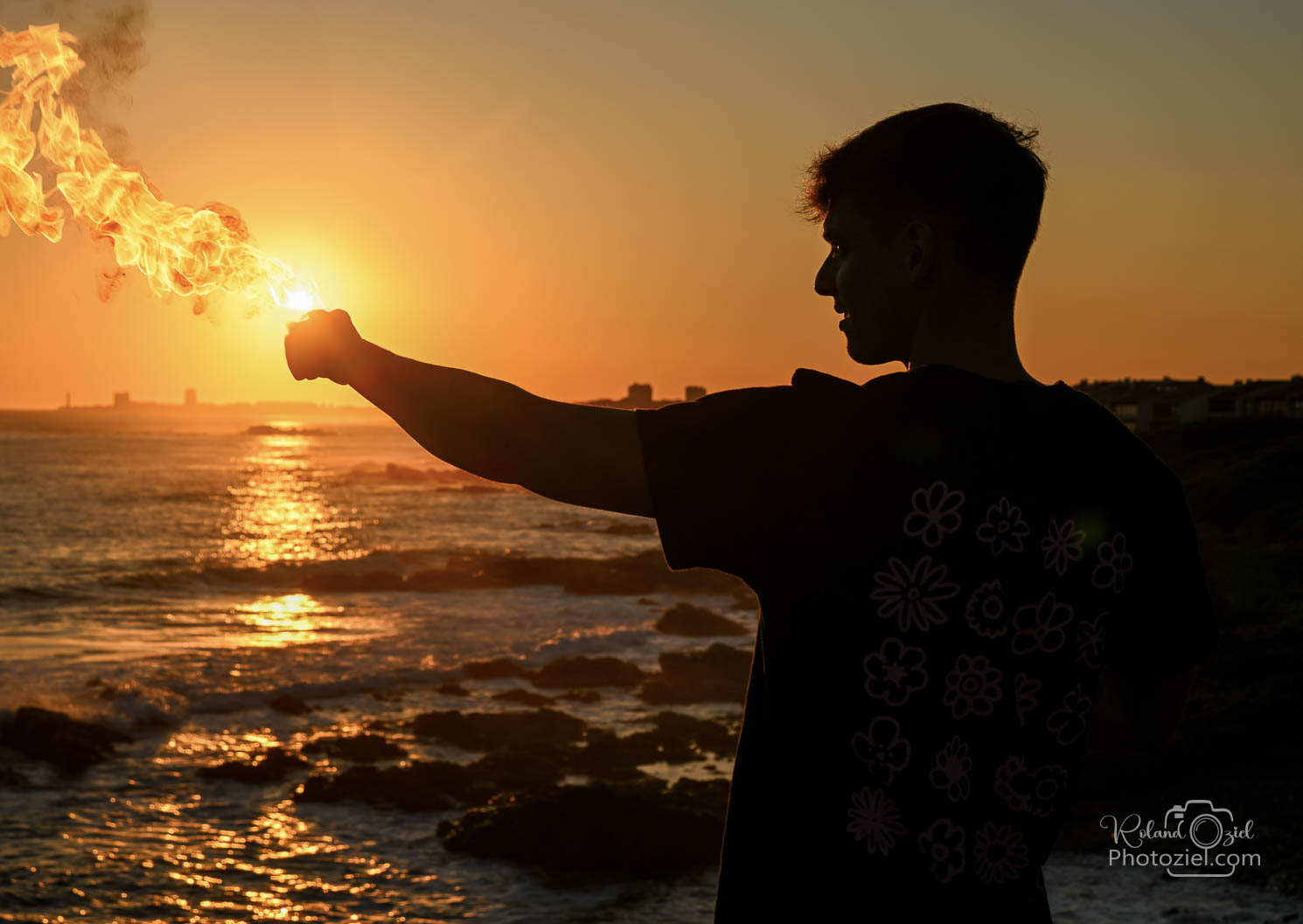 Photo avec un jeune balaçant un coup de point d&apos;où il sort une flamme