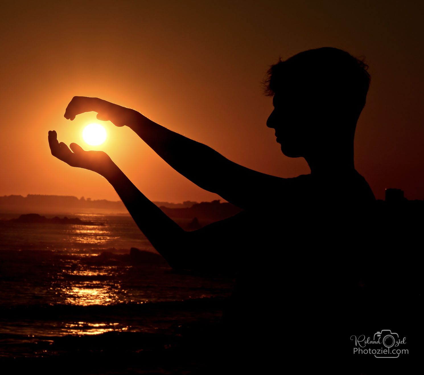 Photo en ombre chinoise avec le soleil entre ses mains