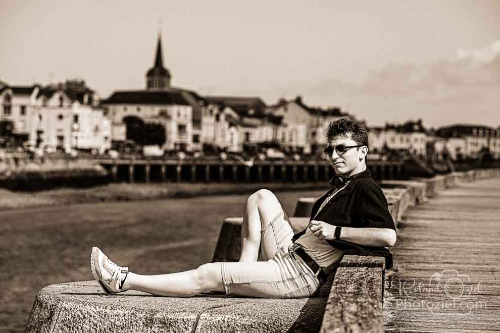 Photographie noir et blanc d&apos;un jeune homme aux sables d&apos;olonne