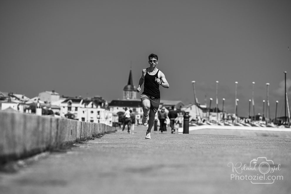 Séance photo en noir et blanc d&apos;un jeune homme en train de courir