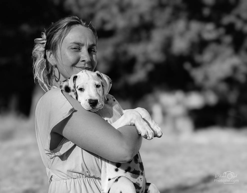 Photographe en vendée tenant son chien dans les bras