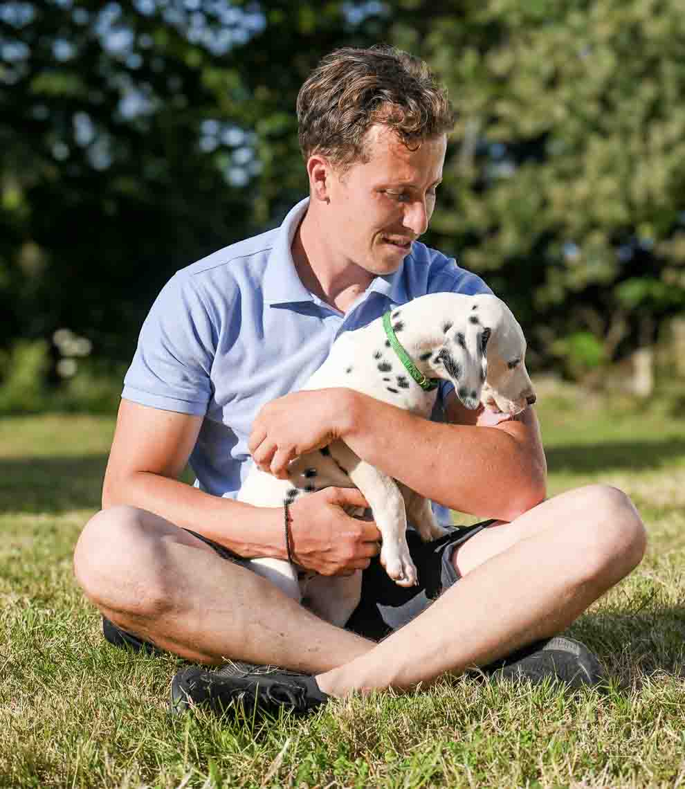 Photographe avec son chien dans les bras